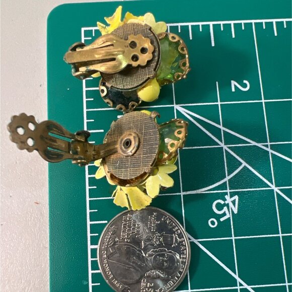 Vtg 50s Yellow Enamel Flower Clip Earrings Green Thermoplastic & Rhinestones - Picture 9 of 9
